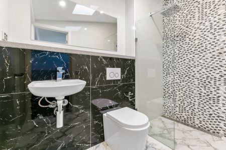 A STUNNING AND SPACIOUS MODERN SPLIT LEVEL APARTMENT - Photo 4