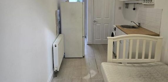 Studio to rent - Photo 2