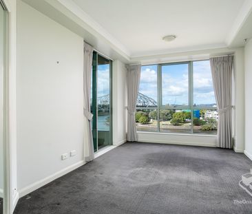 Inner City Living at its Best! - Photo 1
