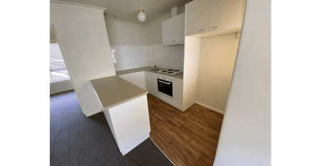 Charming One-Bedroom Flat Moments from Acland Street & St Kilda Beach - Photo 2