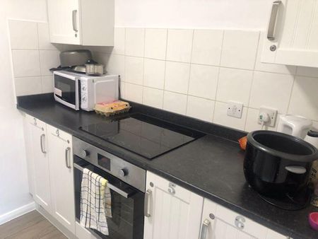 1 bedroom in a house share to rent - Photo 3