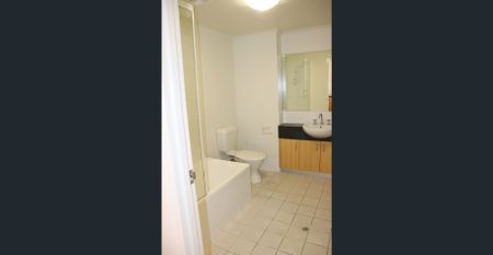 Fantastic sought after location, furnished apartment - Photo 4