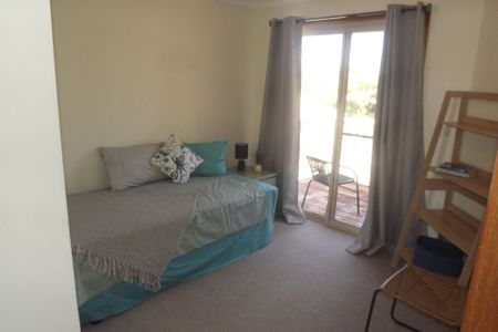 One Furnished Room Available with Shared Facilities. Close to Everything, Outgoings Included in the - Photo 4