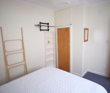Spacious & quiet - 2 double bedrooms on the Parade - Photo 2