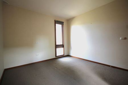 SINGLE BEDROOM, CLOSE TO TOWN - Photo 2