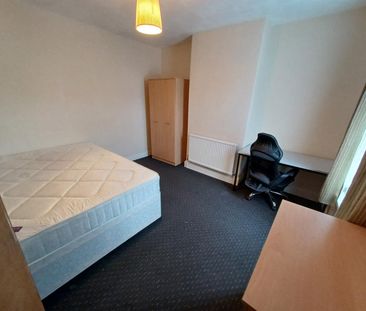 Room For Rent Queen Street, Pontypridd - Photo 1