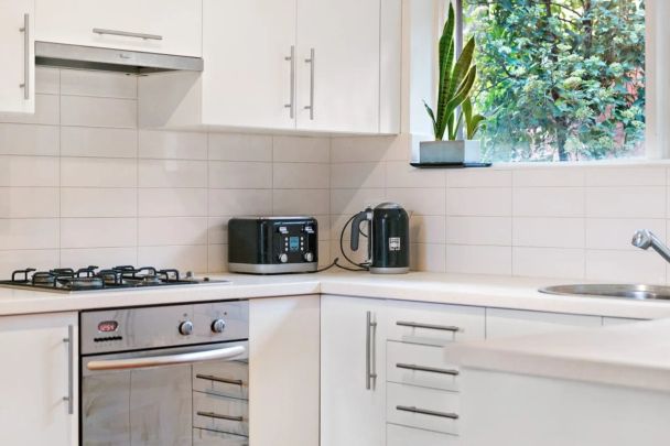 Townhouse in a rare quiet pocket of Richmond! - Photo 1