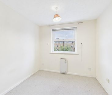 2 bedroom Flat in Wingate Court, Aldershot - Photo 2