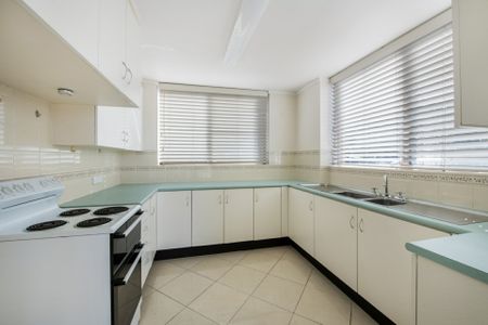 Light-Filled Apartment Near Waterfront & CBD Convenience - Photo 4