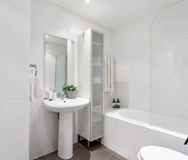 Modern Urban Retreat with Dual Balconies in the Heart of Alexandria - Photo 6