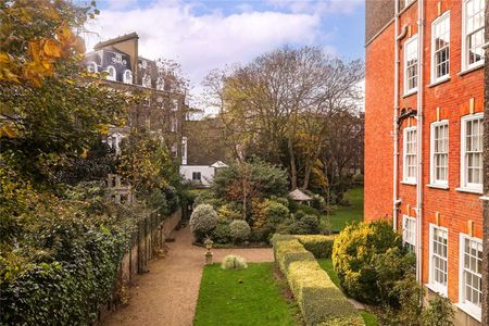 A bright and well-proportioned four double bedroom apartment, situated on the fourth floor (with lift) of this popular block in SW5. Benefitting from access to communal gardens and a porter - Photo 5