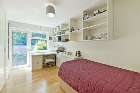 Spacious detached bungalow with generous garden, modern interiors and versatile living space - Photo 4