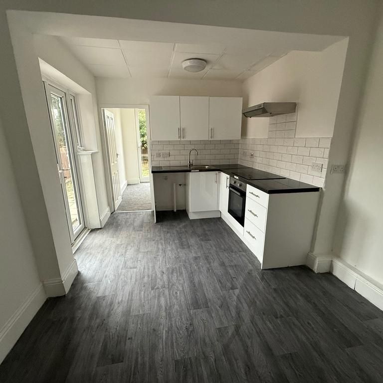 3 bedroom semi-detached house to rent - Photo 1