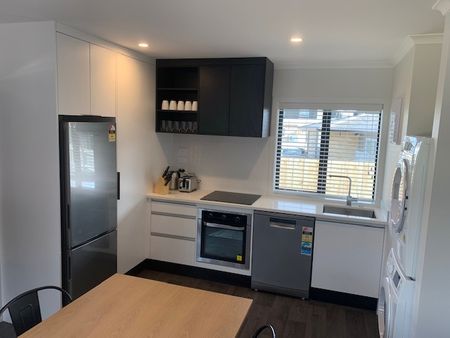 These are near new studio rooms, within walking distance to local shops and University. - Photo 3