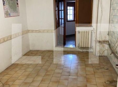 Apartament de 3 camere, 90 mp, în zona centrală; potrivit pentru firme, spațiu de birouri sau cabinet medical - Fotografie 4