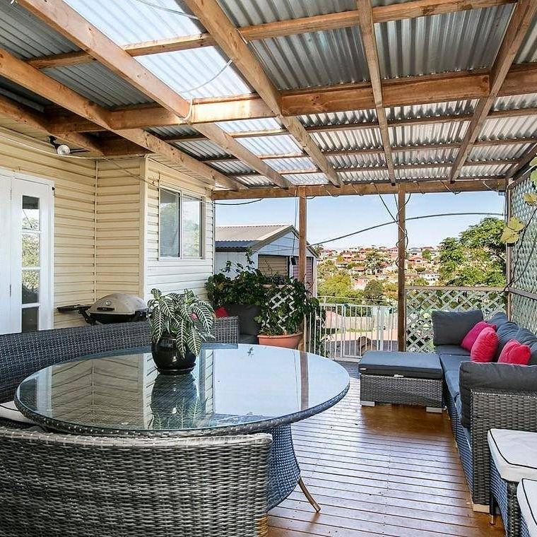 LARGE 4 BEDROOM HOME WITH A POOL! - Photo 1