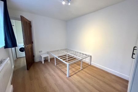 Court Road, Grangetown, CARDIFF - Photo 4