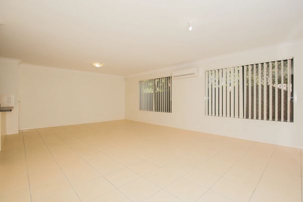 Spacious townhouse in Family Friendly Calamvale - Photo 1