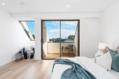 Stunning Designer 4 Bedroom Townhouse with LUG, Ultra Convenient Location, 9 Month Lease - Photo 4