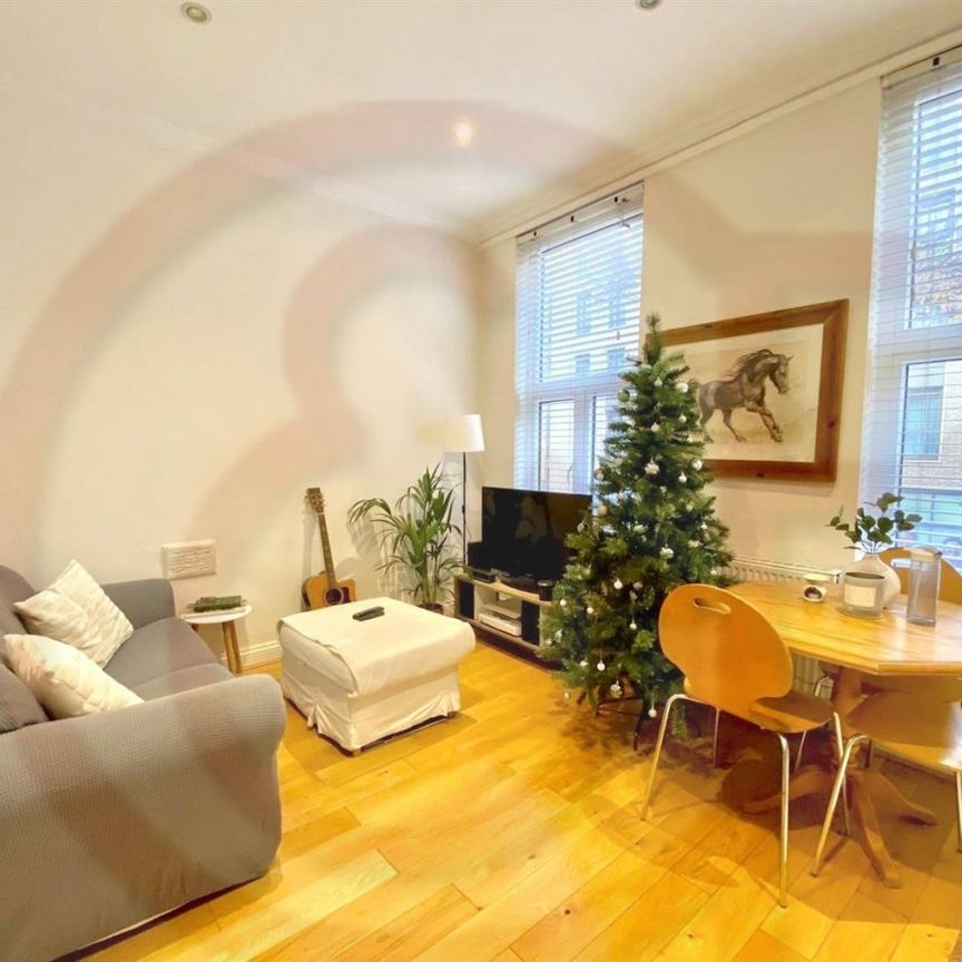 Warwick Road, Kensington, W14, London - Photo 1