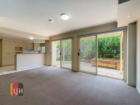 AIRCONDITIONED SPACIOUS 3 BEDROOM TOWNHOUSE IN GREAT LOCATION ! - Photo 5