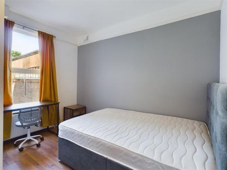 6 bedroom end of terrace house to rent - Photo 4