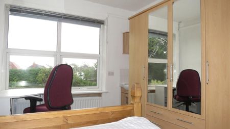 5 bedroom detached house to rent - Photo 3