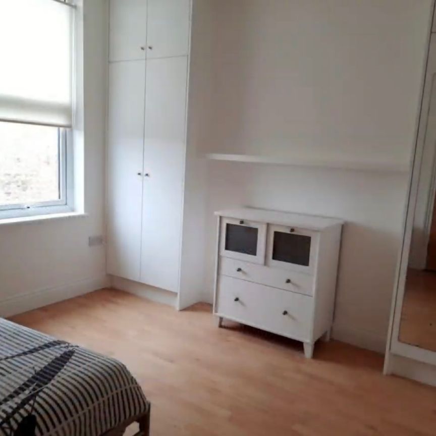 Room in a Shared Flat, Santley Street, SW4 - Photo 1