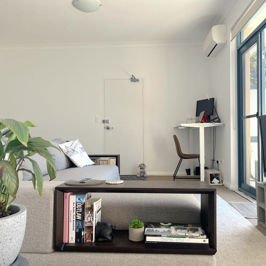 Stunning Top Floor Pet Friendly Apartment - Photo 1