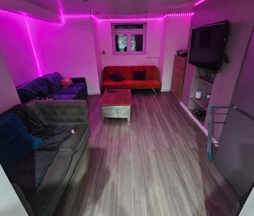 7 Bed - 50 Chestnut Avenue, Hyde Park, Leeds - LS6 1BA - Student - Photo 2