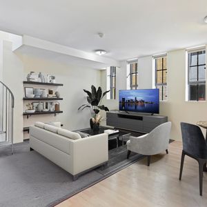 Split Level Apartment in Warehouse Conversion - Photo 2