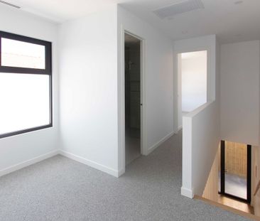 Architecturally crafted townhouse - Photo 2