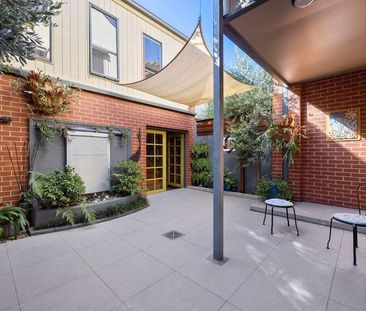 Loads of space and opposite the park! - Photo 1