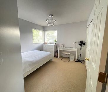 Bright, Spacious 4 Bedrooms/3 Bathrooms Home in White Rock - Photo 2