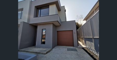 Stunning Modern 4 Bedroom Duplex - Photo 4