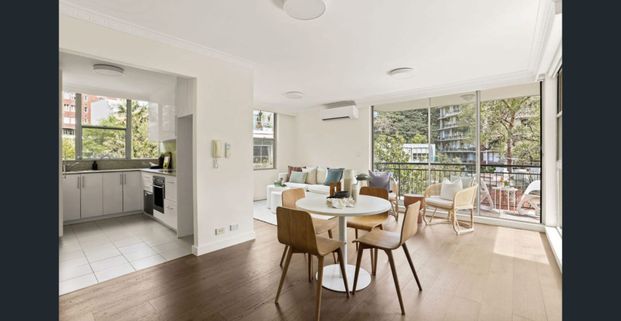 Sunlit Elizabeth Bay Retreat Surrounded by Greenery - Photo 1