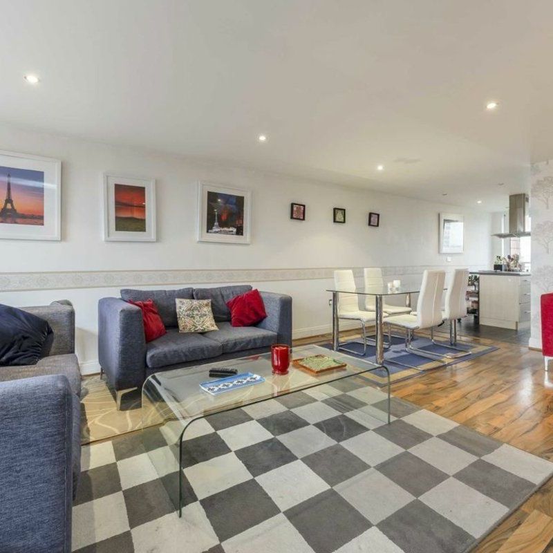 Holland Gardens, Brentford, TW8 - Photo 1