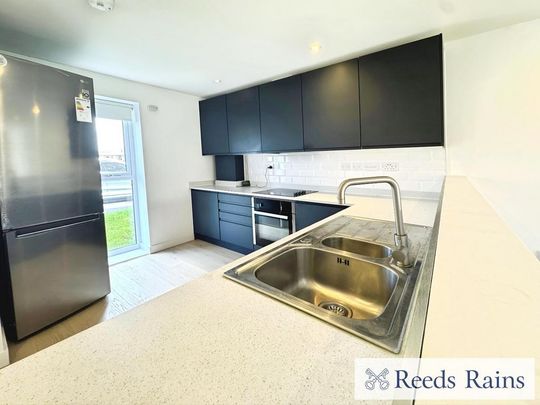 3 bedroom end of terrace house to rent - Photo 1