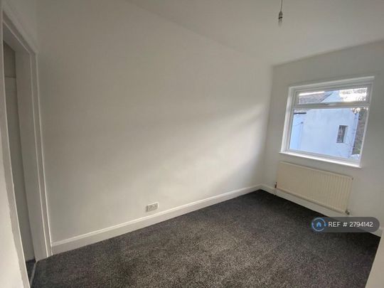 2 bedroom end of terrace house to rent - Photo 1