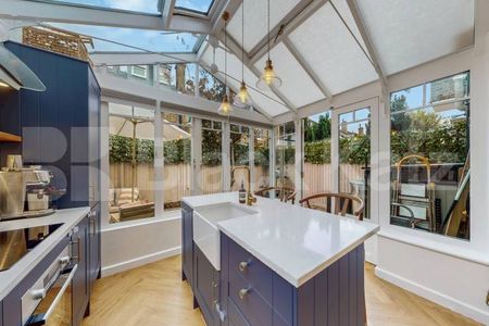 Stylish & contemporary maisonette flooded with natural light - Photo 4