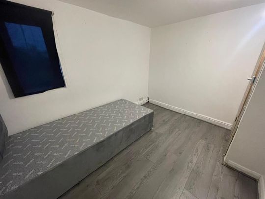 Woodview Grove, Holbeck, Leeds - Photo 1