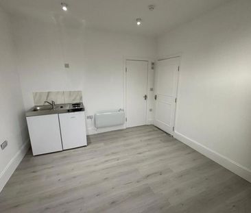 Studio Flat, Colville Road, E11 - Photo 3
