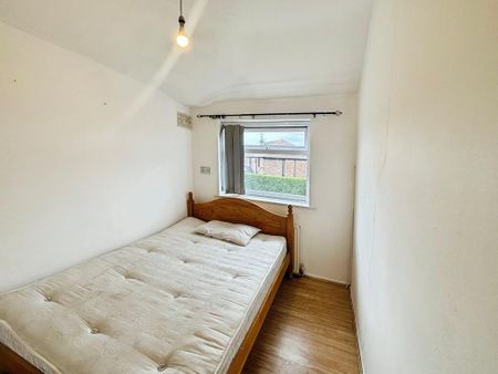 4 bedroom semi-detached house to rent - Photo 5