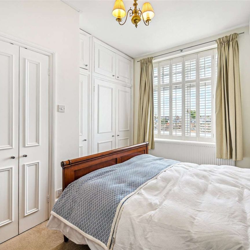 A bright and airy two bedroom apartment on the fourth floor of a period building with the benefit of a lift. - Photo 1