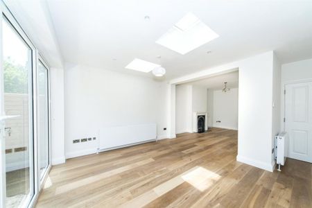 5 bedroom semi-detached house to rent - Photo 2