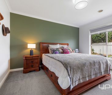WARM & WELCOMING FAMILY HOME IN A QUIET CAROLINE SPRINGS COURT - Photo 6