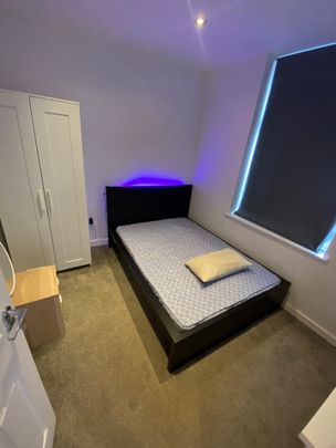 5 Bed Terraced House, Strawberry Road, M6 - Photo 1