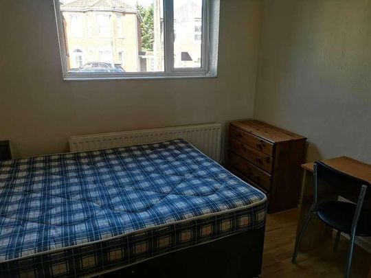 Bedroom Semi Detached House In Winton, BH9 - Photo 1