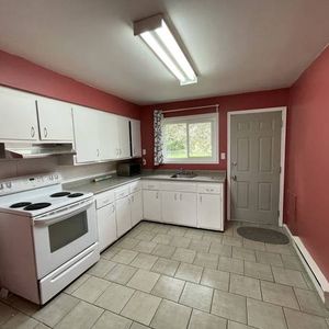 Cozy 3-Bedroom Suite Near UVic – $1850 + Utilities - Photo 2