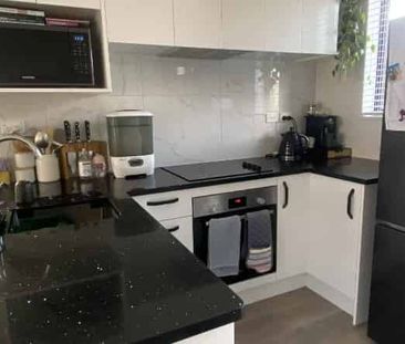 Stylish 3-Bedroom 2.5 bathroom plus a study in Prime Westgate Location - Photo 1